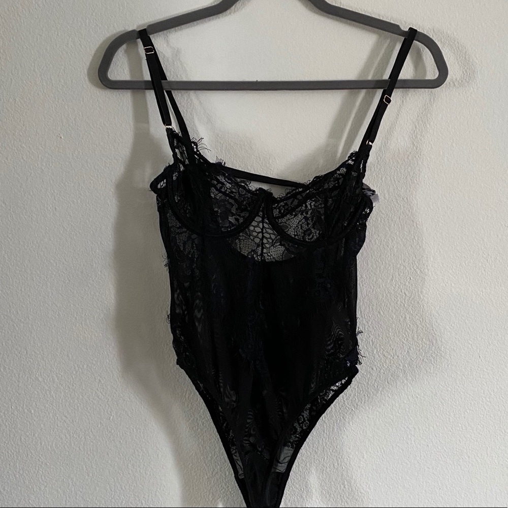 BLACK LACE BODYSUIT
